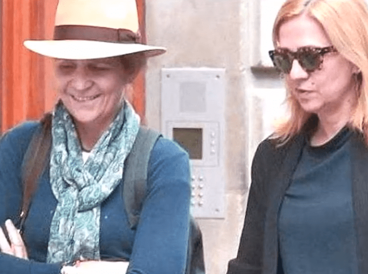 Elena y Cristina paseando juntas en 2019. │Foto: YouTube / wogg26