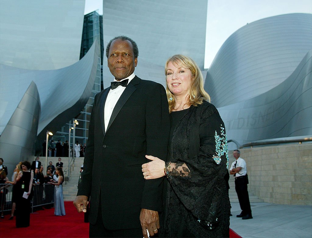 Sidney Poitier and second wife Joanna Shimkus attend the Walt Disney Concert Hall opening gala, day one of three, October 23, 2003 | Photo: Getty Images