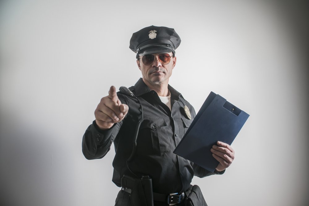 Oficial de policía señalando con su dedo. | Foto: Shutterstock