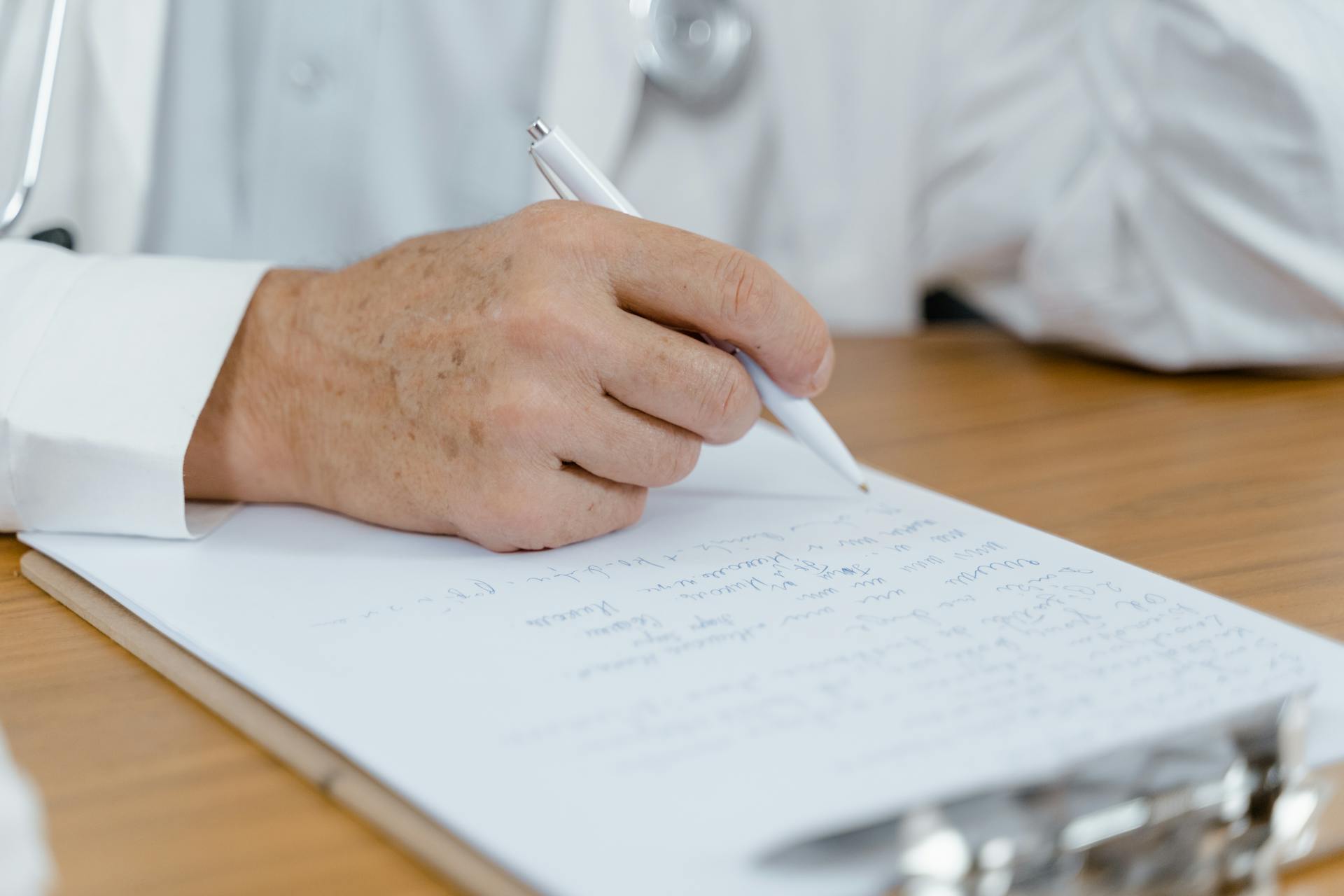 A doctor taking notes | Source: Pexels