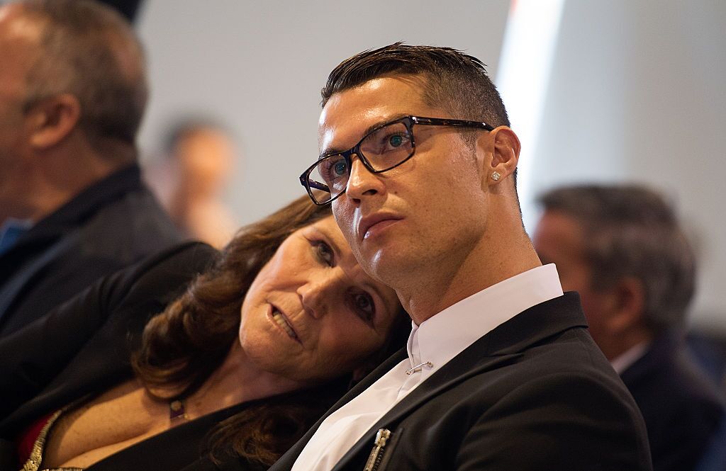 Cristiano Ronaldo et sa mère Dolores Aveiro à une conférence de presse à Madrid, Espagne | Photo : Getty Images