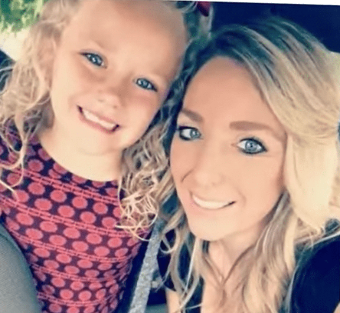 A selfie of Traci Redford and her daughter, Abcde. | Source: youtube.com/Inside Edition