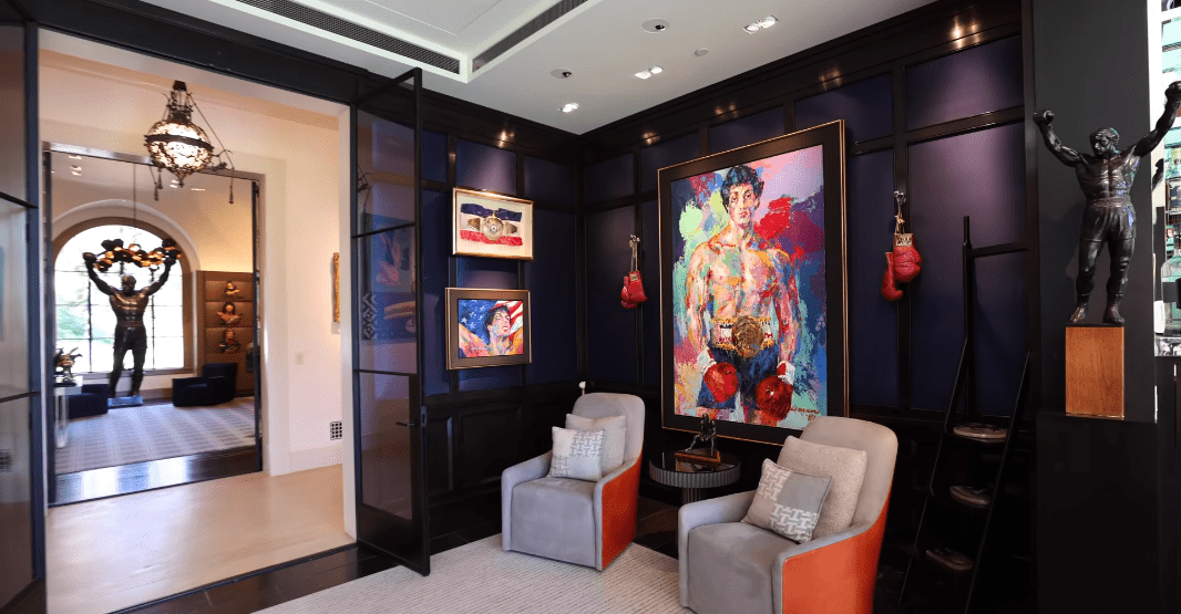 Imagen del interior de la mansión de Stallone en Beverly Hills. | Foto: YouTube/Hilton & Hyland