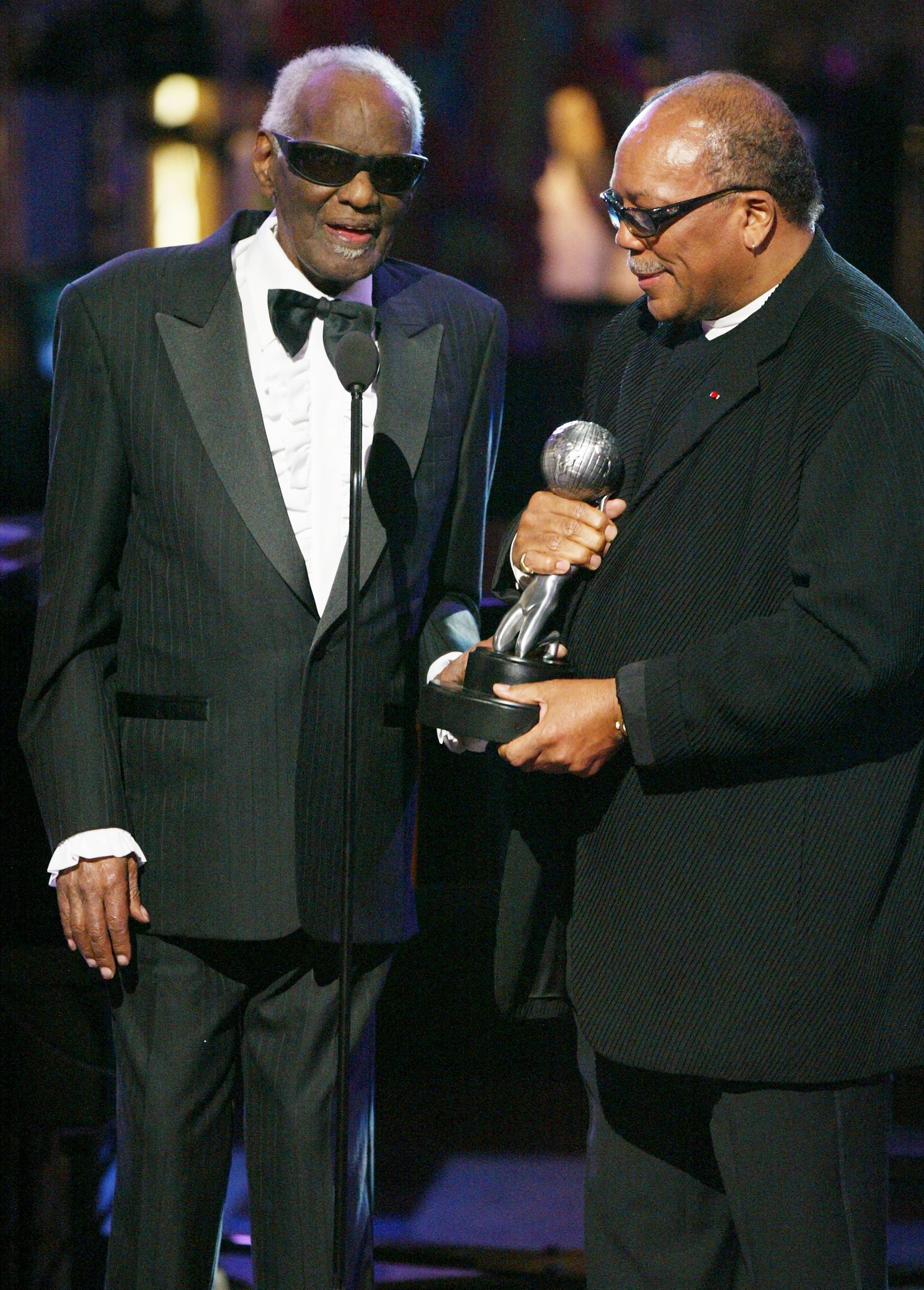 Ray Charles and Producer Quincy Jones on stage at the 35th Annual NAACP Image Awards at the Universal Amphitheatre, March 6, 2004 | Photo: Getty Images