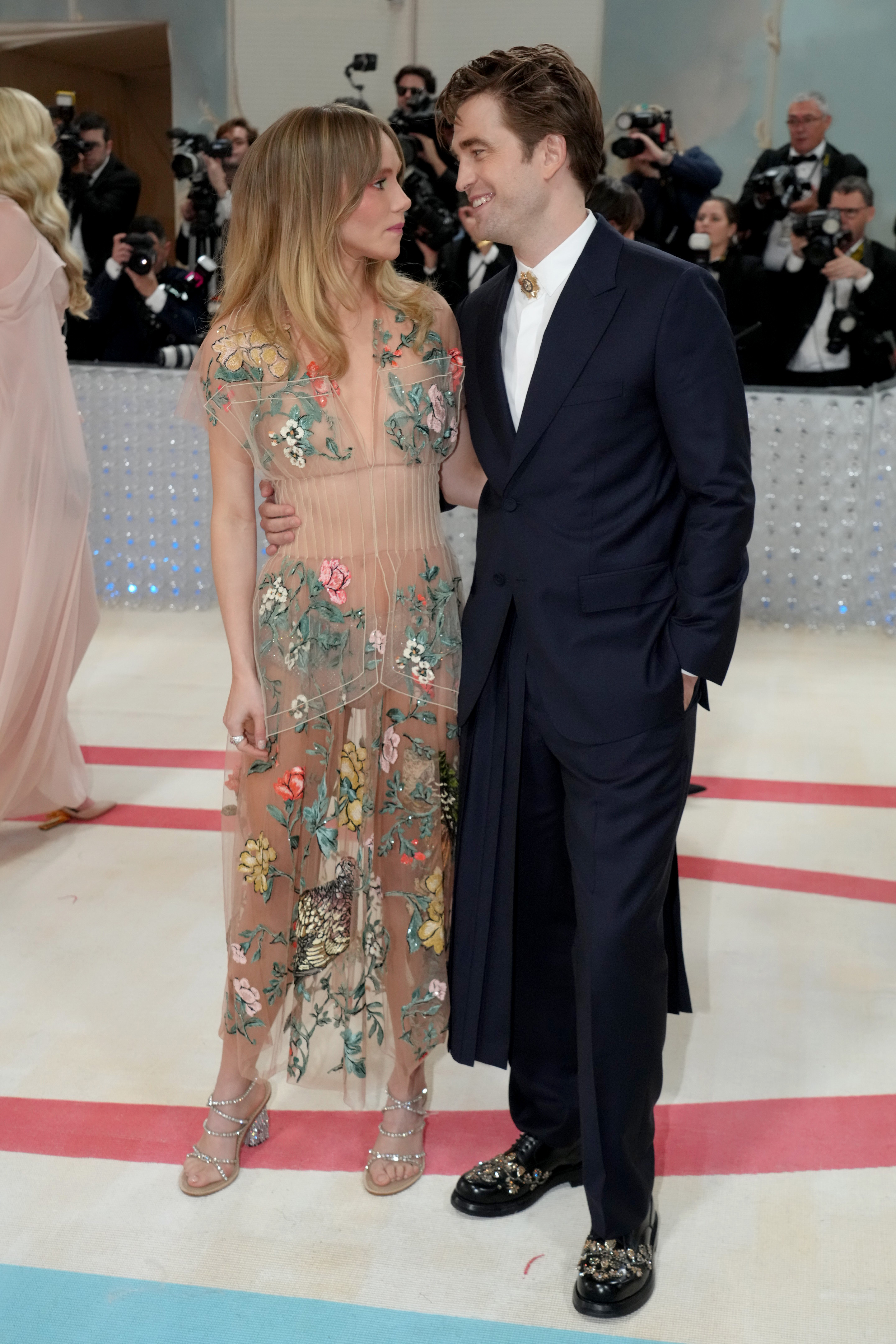 Suki Waterhouse and Robert Pattinson at the Met Gala Celebrating "Karl Lagerfeld: A Line Of Beauty" in New York City on May 1, 2023 | Source: Getty Images