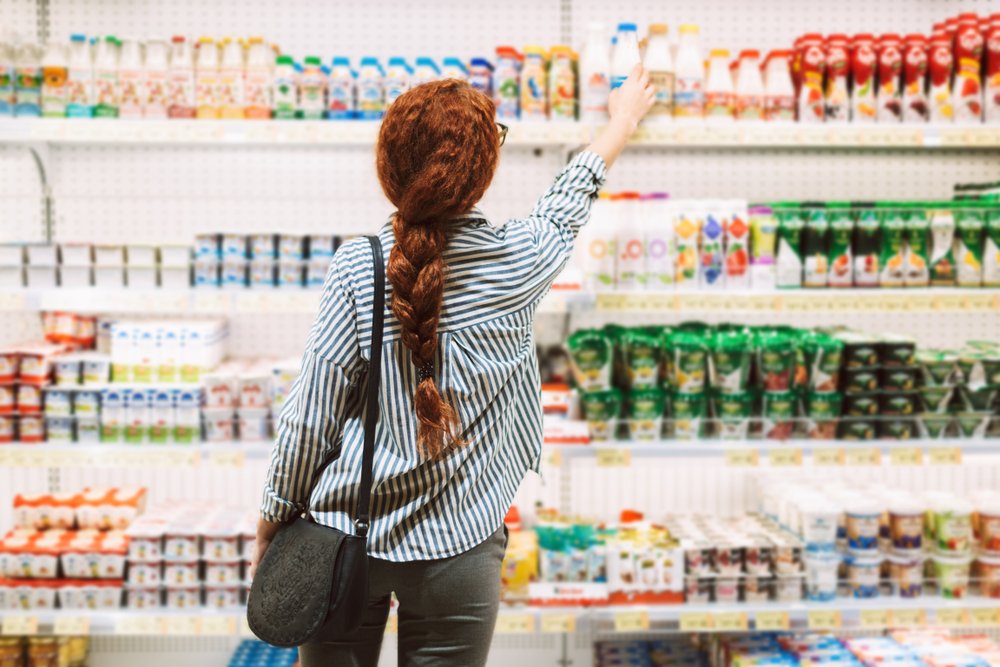 Adolescente en el supermercado. | Foto: Shutterstock