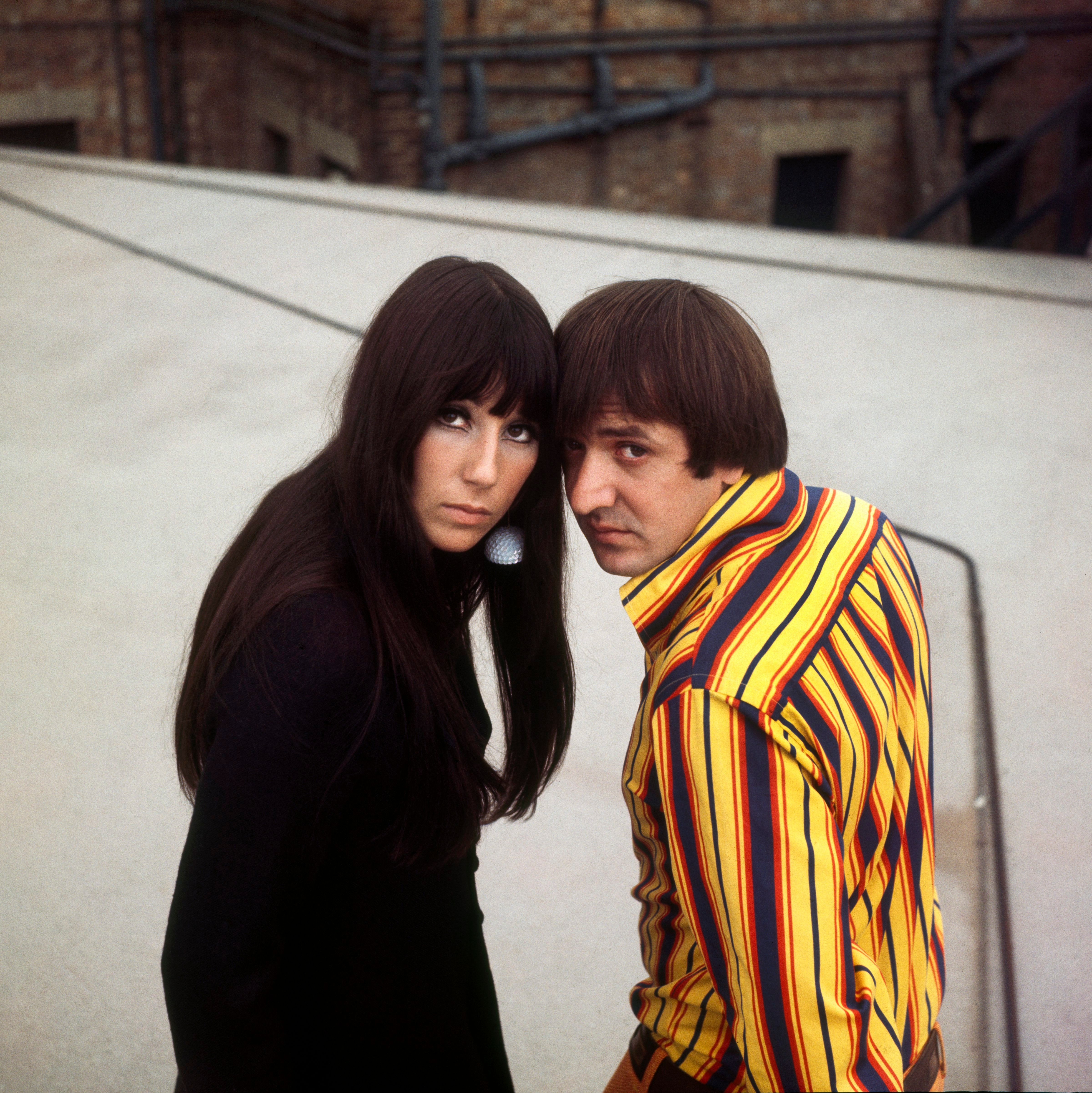 Cher und Sonny Bono in London am 1. Januar 1973 | Quelle: George Wilkes/Hulton Archive/Getty Images