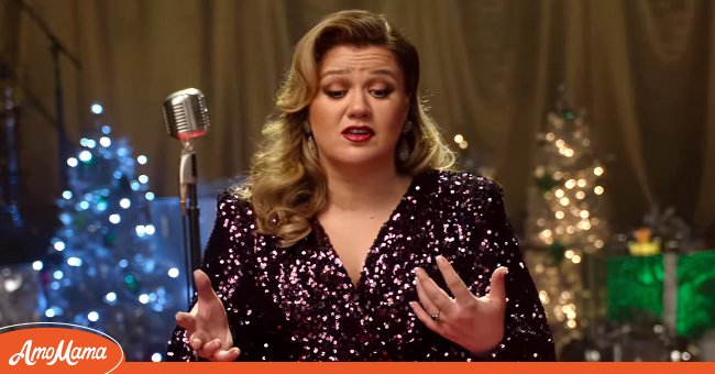 Kelly Clarkson's interview on iHeartRadio Holiday Special 2021 | Photo: Youtube.com/The Kelly Clarkson Vault