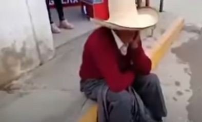 Don Segundino Castro llora sentado sobre la acera de una calle en Perú. | Foto: YouTube/josep quintana