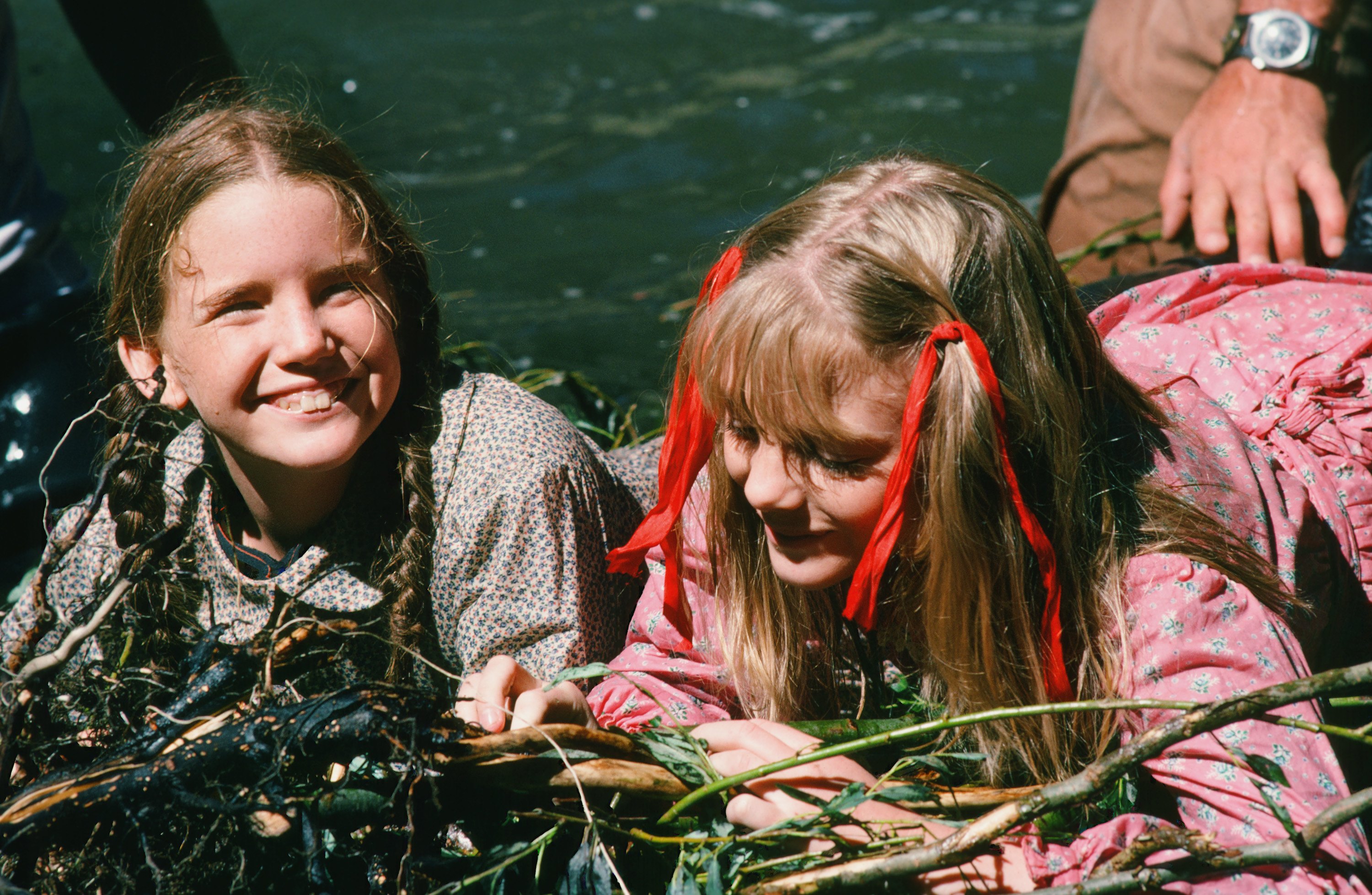 "Little House on the Prairie" characters Laura Ingalls and Nellie Oleson, circa 1975 | Source: Getty Images