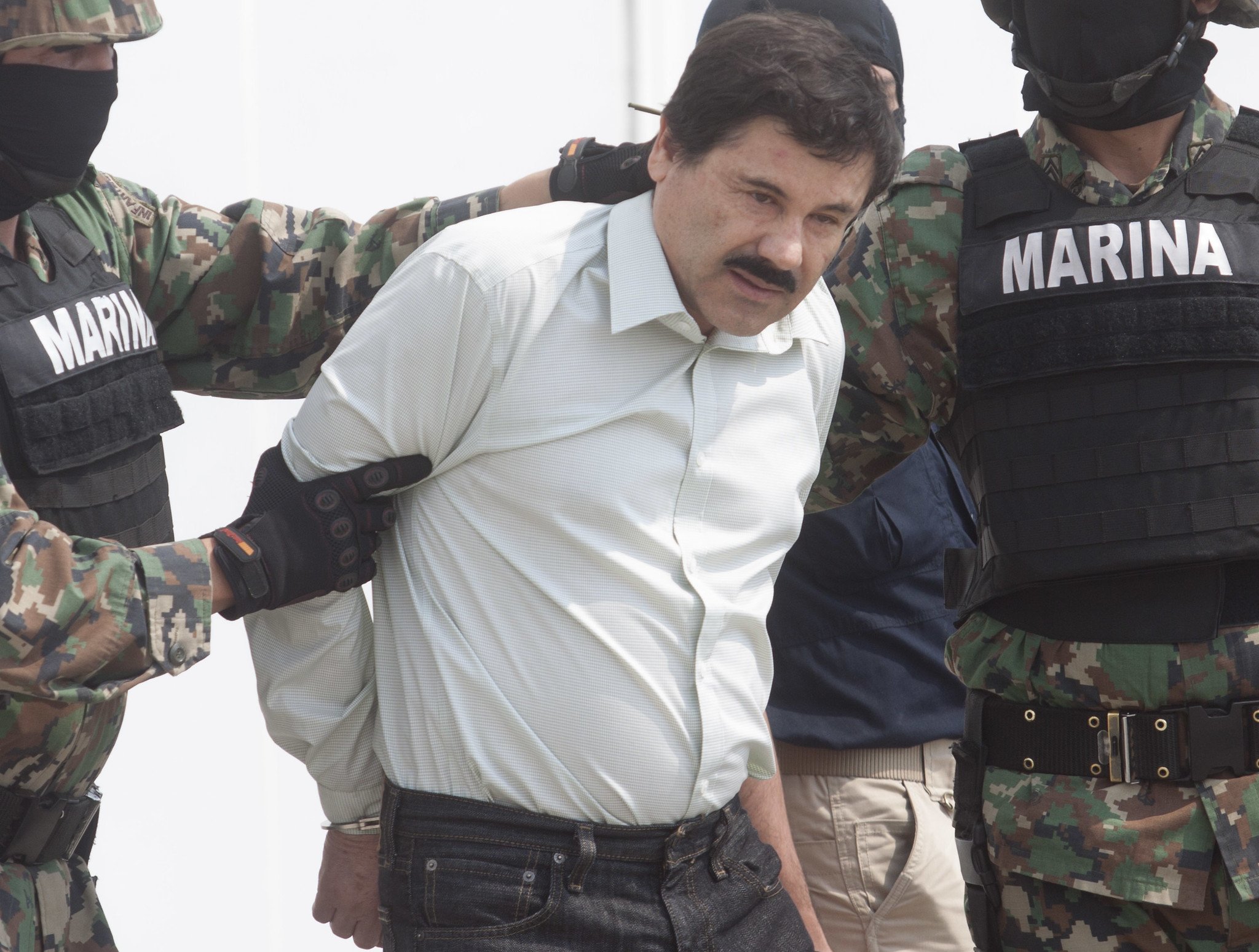 Joaquín "El Chapo" Guzmán, tras ser detenido por la Marina en Mazatlan. El capo fue presentado en el hangar de la Secretaria de Marina. | Imagen: Flickr