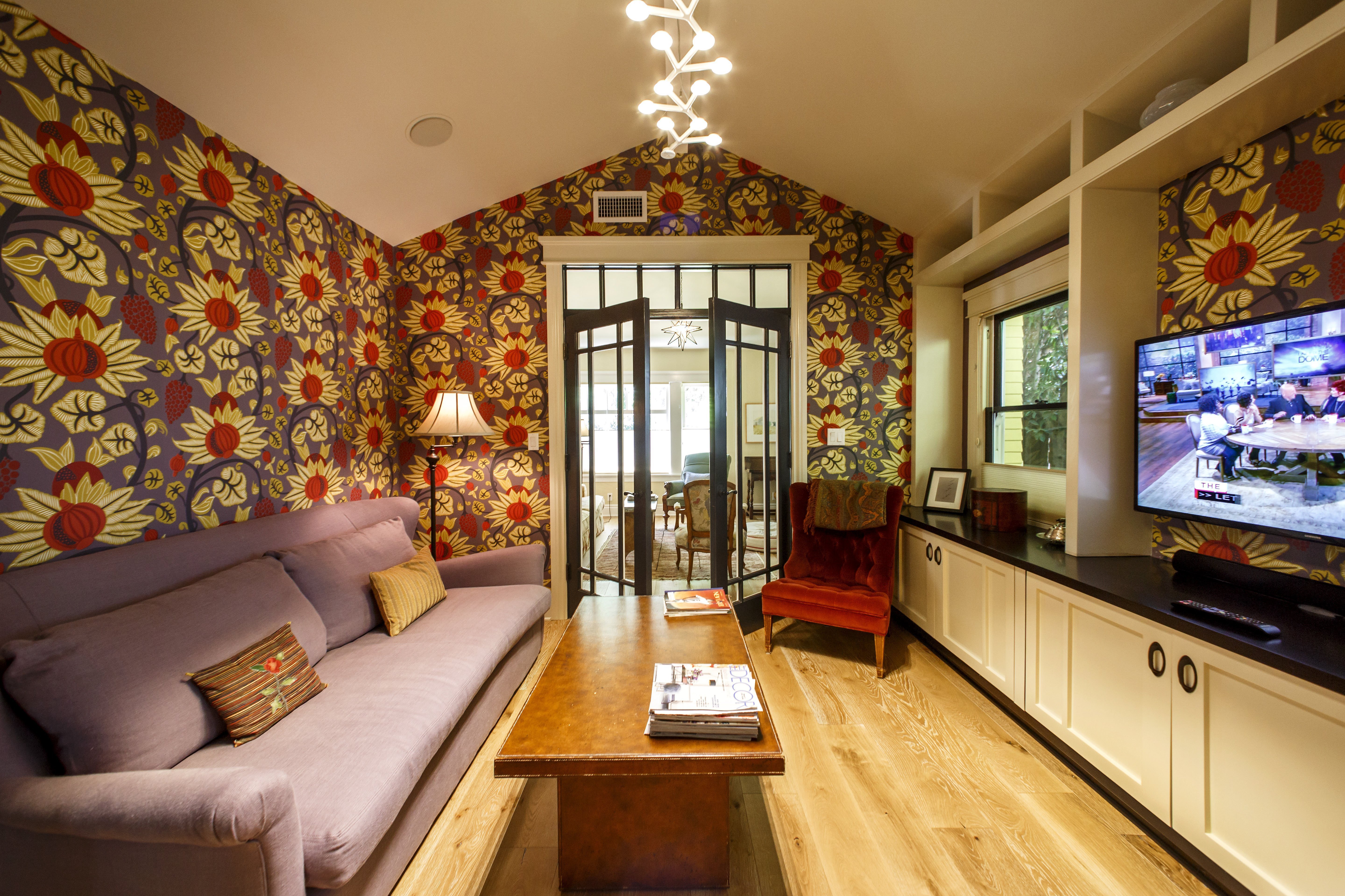 The den of Linda Hunt's home, 19 September 2014, Los Angeles, California | Source: Getty Images