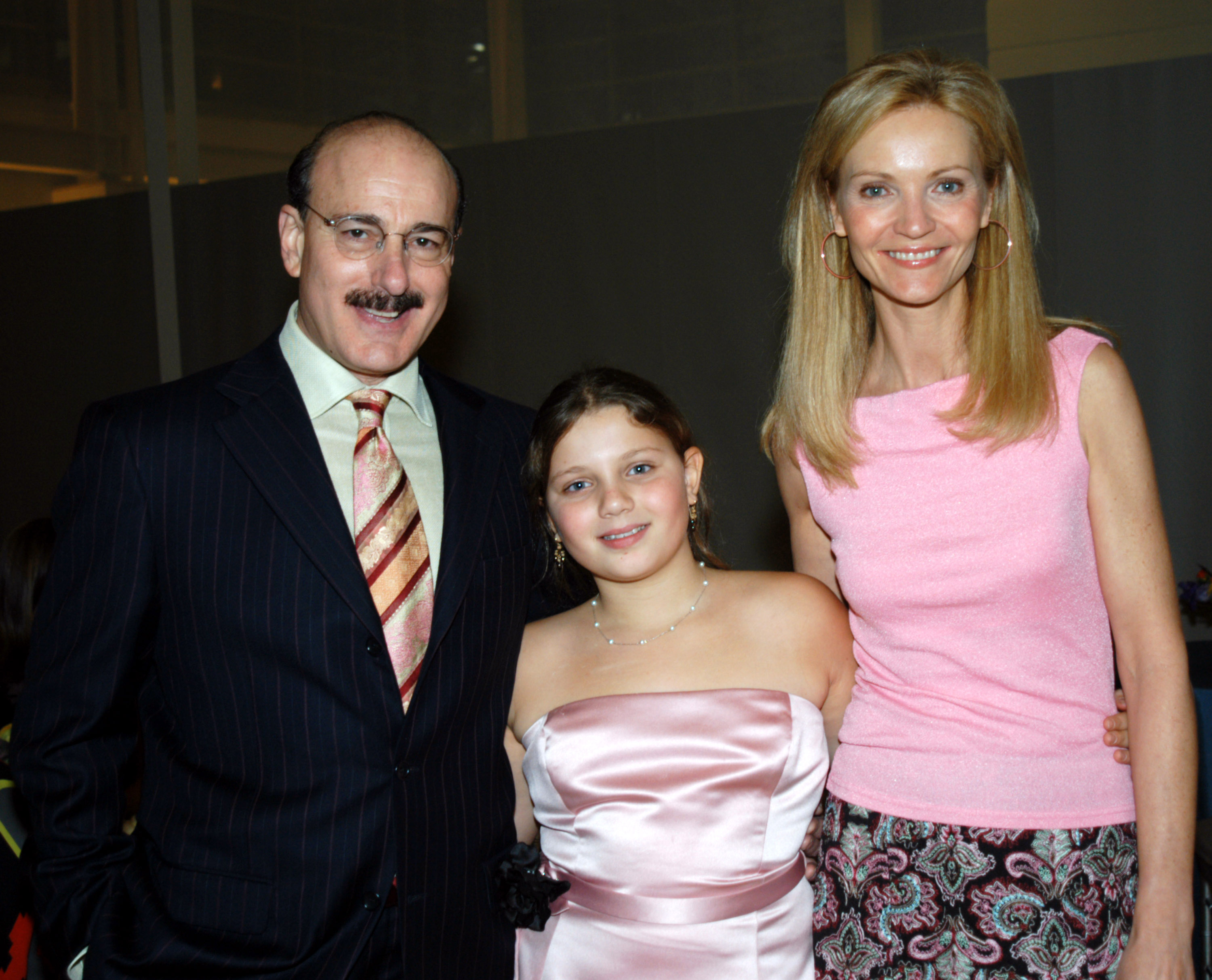 Peter Friedman pictured with his daughter Sadie Friedman and wife Joan Allen at the Calhoun School Benefit Gala on October 18, 2004 | Source: Getty Images