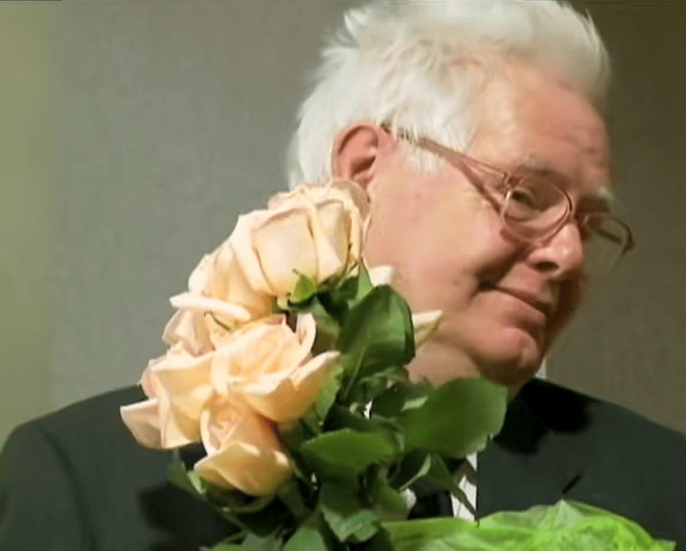 Clifford Boyson hält rosa Rosen. | Quelle: Youtube.com/ABC News