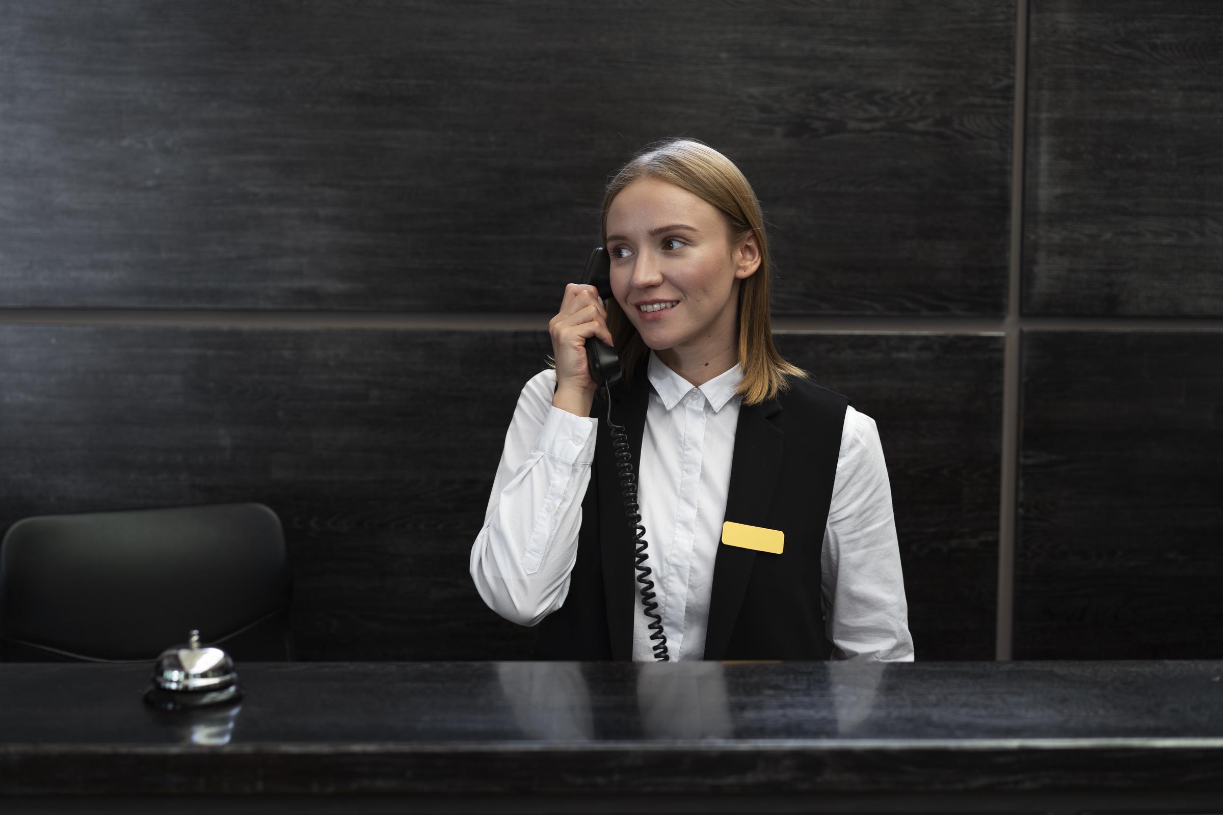 A receptionist on a phone call | Source: Freepik