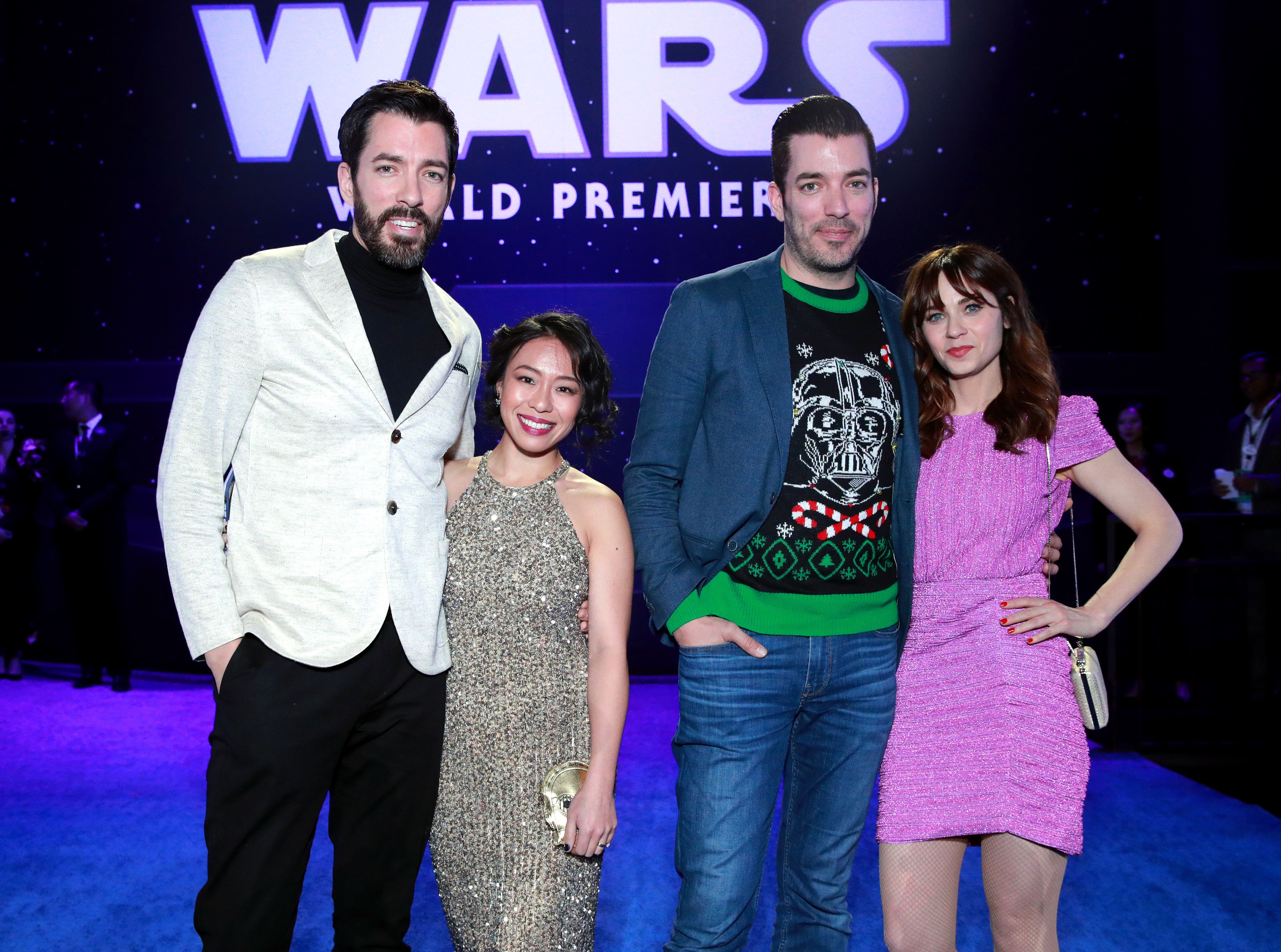 Drew Scott, Linda Phan, Jonathan Scott y Zooey Deschanel en el estreno de "Star Wars: The Rise Of Skywalker" de Disney, el 16 de diciembre de 2019 en Hollywood, California. | Foto: Getty Images