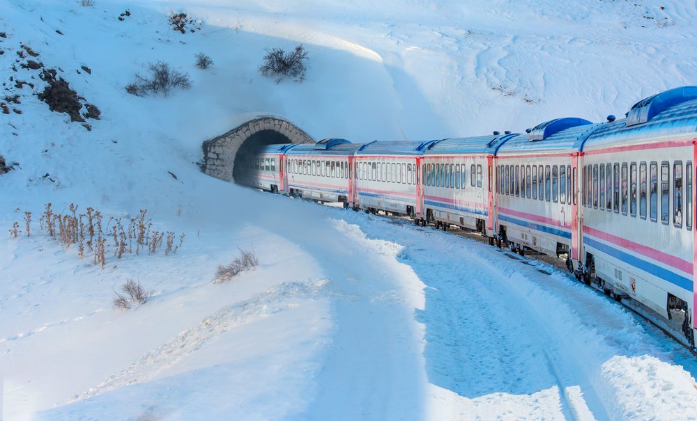 A passenger train going through tunnel. | Photo: Shutterstock
