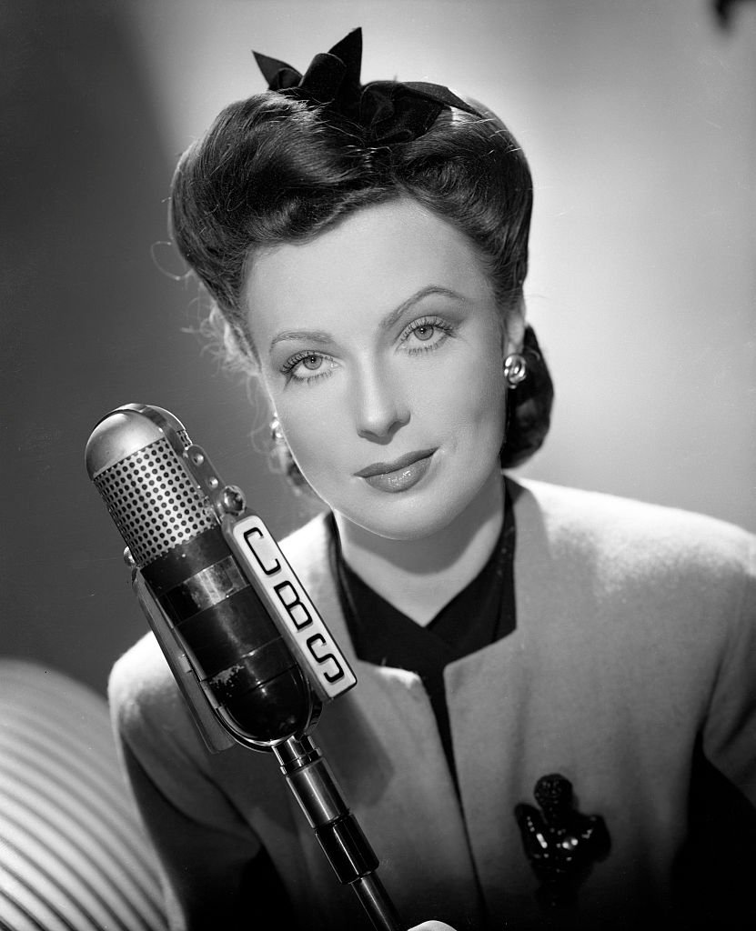 Agnes Moorehead at CBS Radio microphone in Hollywood, California, in January 1943 | Photo: Getty Images 