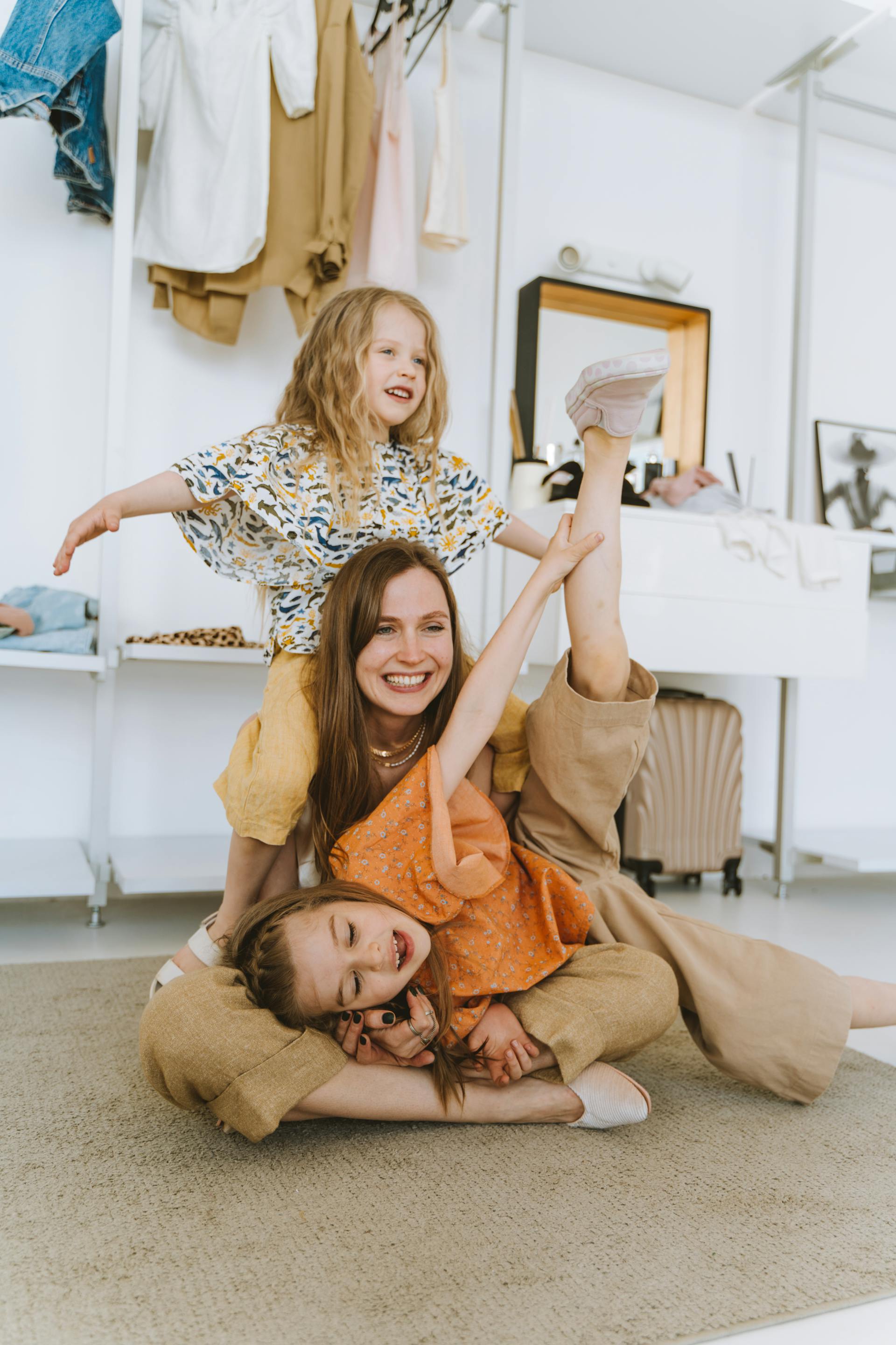Mom and daughters | Source: Pexels