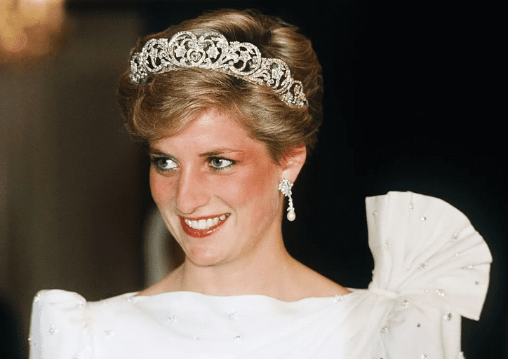 Prinzessin Diana trägt eine der königlichen Tiaras, circa 1992. | Quelle: Getty Images