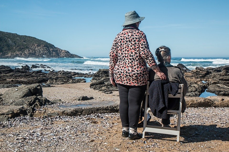Two elderly woman by the beach catching up about their lives. | Photo: pixabay.com