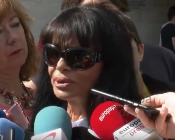 María Edite Santos declara a la prensa. | Foto: YouTube/Europa Press