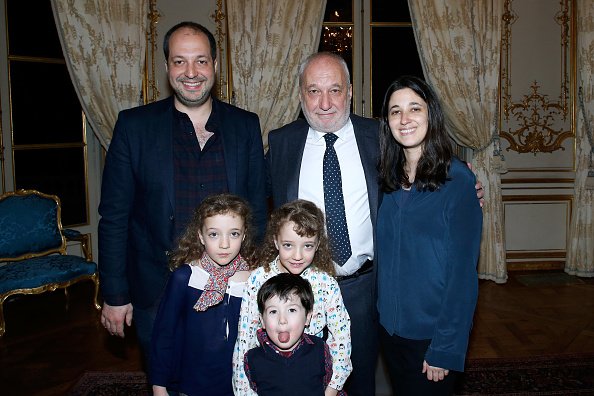 François Berleand, ses filles jumelles Lucie et Adele, son fils Martin Berleand, son petit-fils et sa fille Fanny Berleand à l'hôtel de Matignon le 15 février 2017 à Paris, France. | Photo : Getty Images