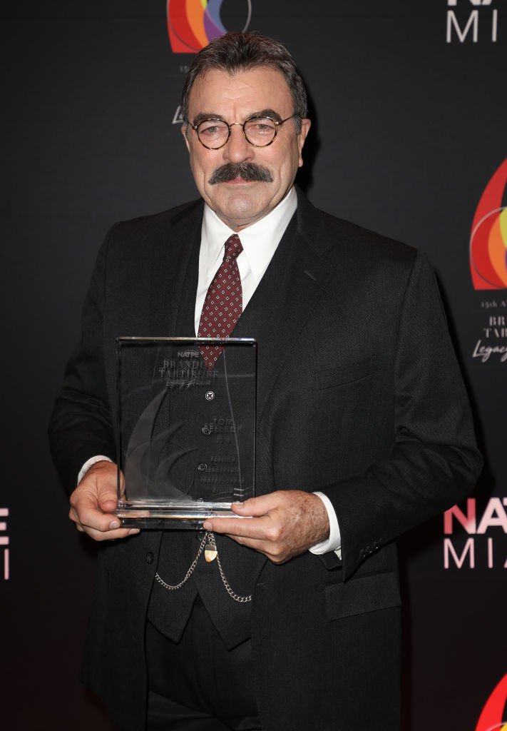 Tom Selleck recibe el premio Brandon Tartikoff Legacy Award en Miami Beach el 17 de enero de 2018. | Foto: Getty Images
