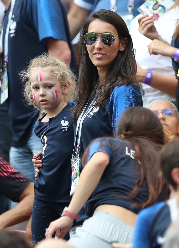 Jennifer Giroud et sa fille Jade le 15 juillet 2018 à Moscou. l Source : Getty Images