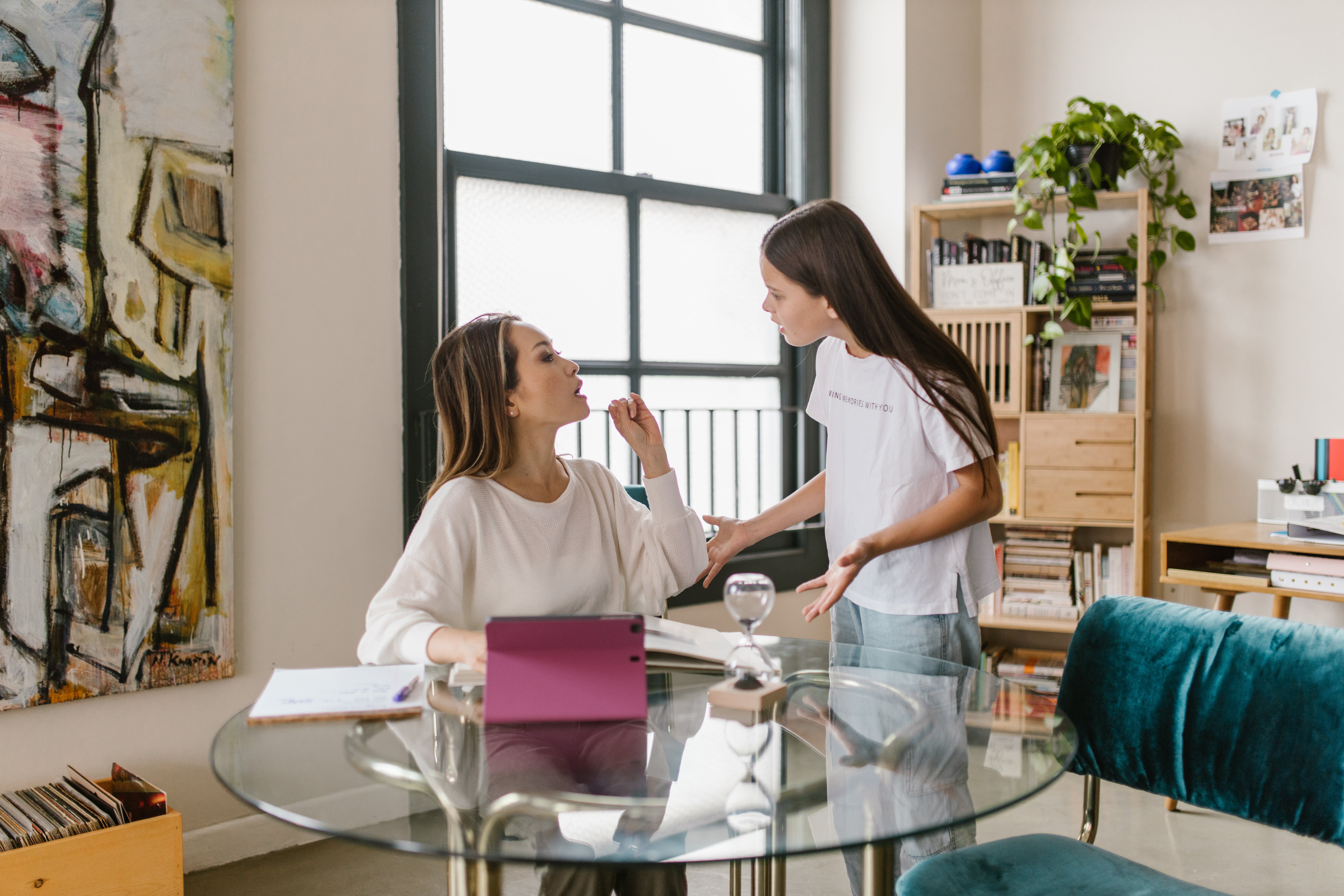 Mother and daughter having an argument | Source: Pexels