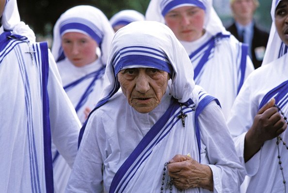 Mother Teresa in Majdanek, Pologne on June 9, 1987. | Photo: Getty Images
