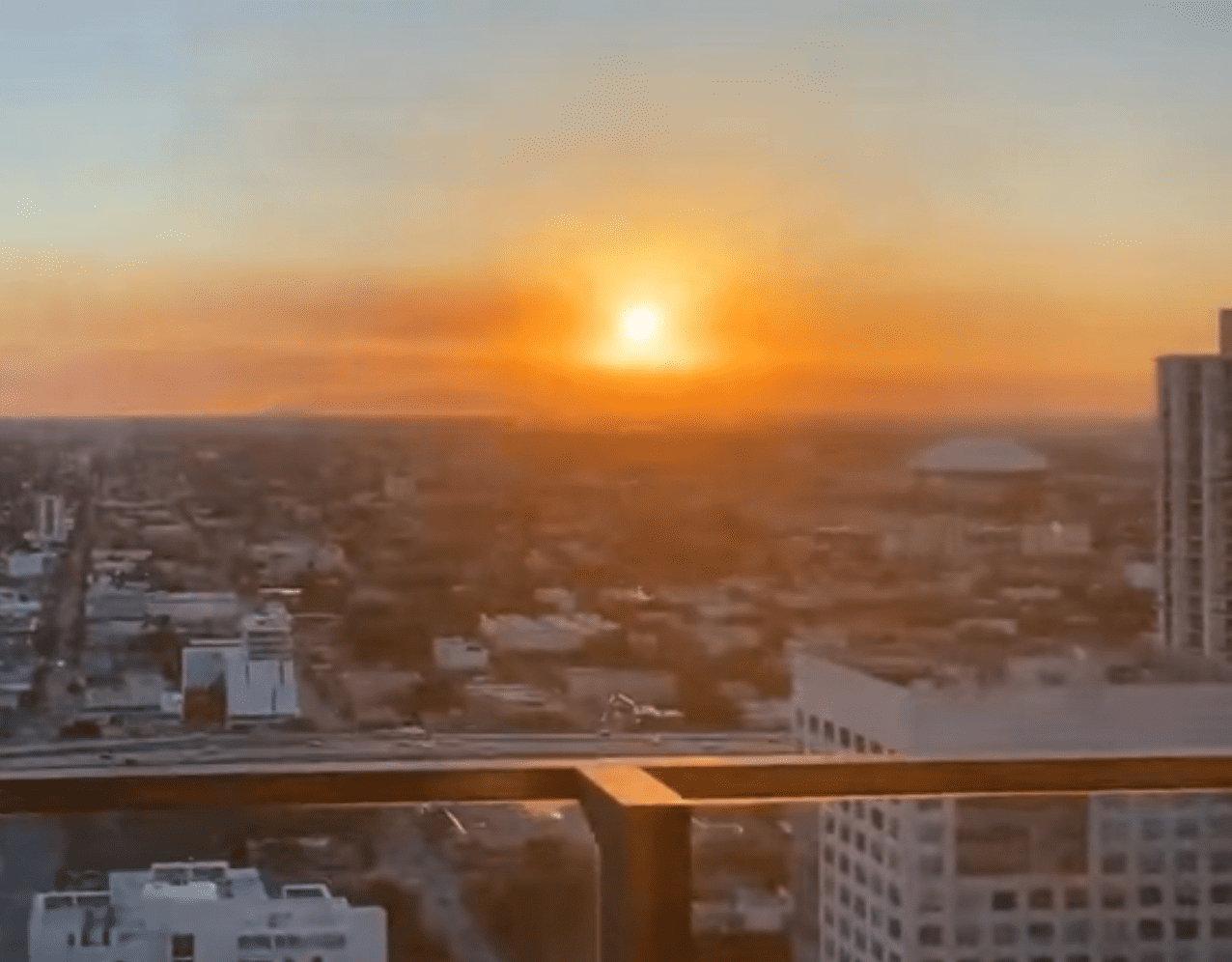 El atardecer desde el balcón de Mía. | Foto: Youtube/Univision