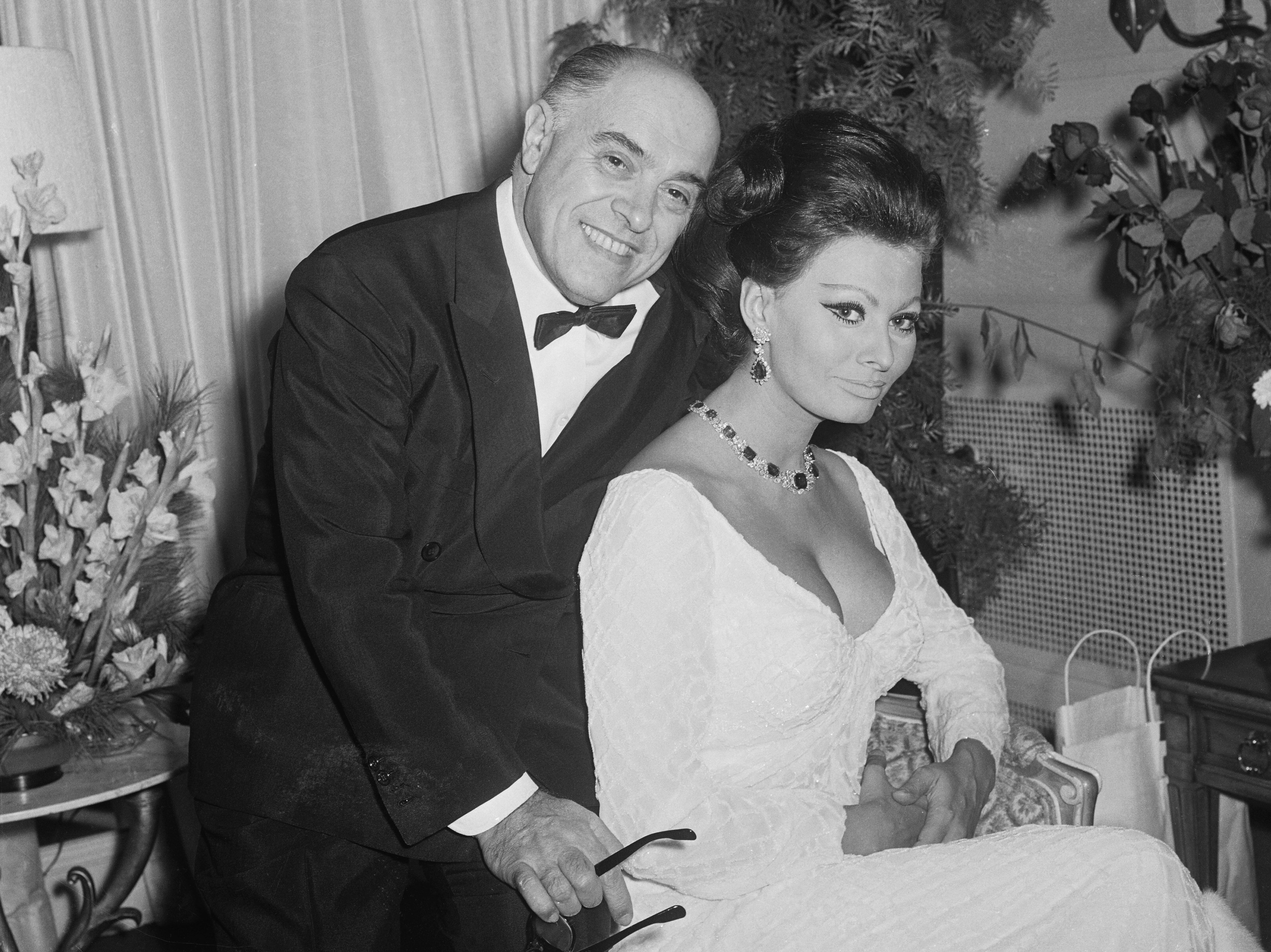 Sophia Loren und Carlo Ponti fotografierten in ihrem New Yorker Hotel, nachdem sie die gute Nachricht erhalten hatten, dass seine erste Frau in Frankreich geschieden wurde, was es ihnen ermöglichte, zu heiraten. | Quelle: Getty Images