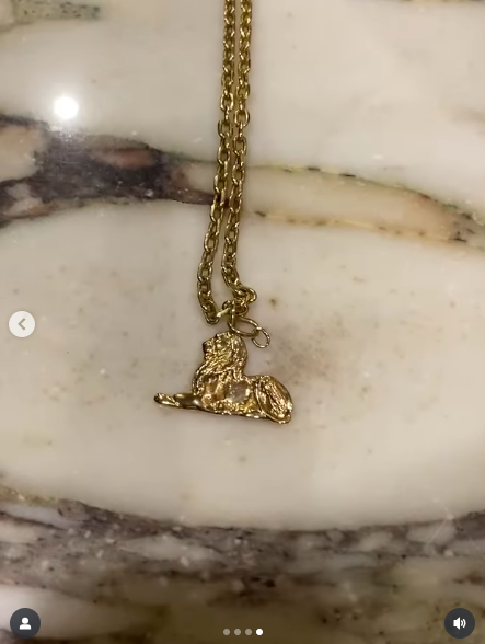 A view of Kenny Rogers's necklace. | Source: Instagram/mirandalambert