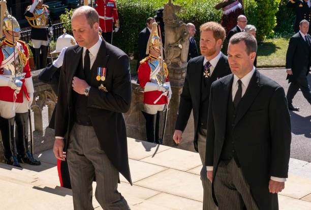 Peter Phillips entre ses cousins pendant les obsèques du prince Philip | Photo : Getty Image