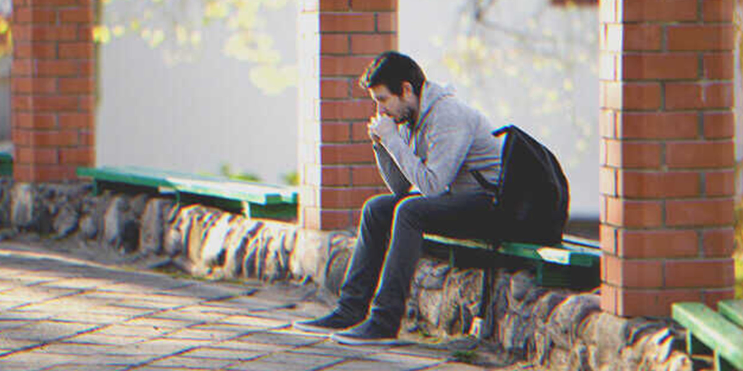 Un hombre pensativo sentado en un banco | Foto: Shutterstock