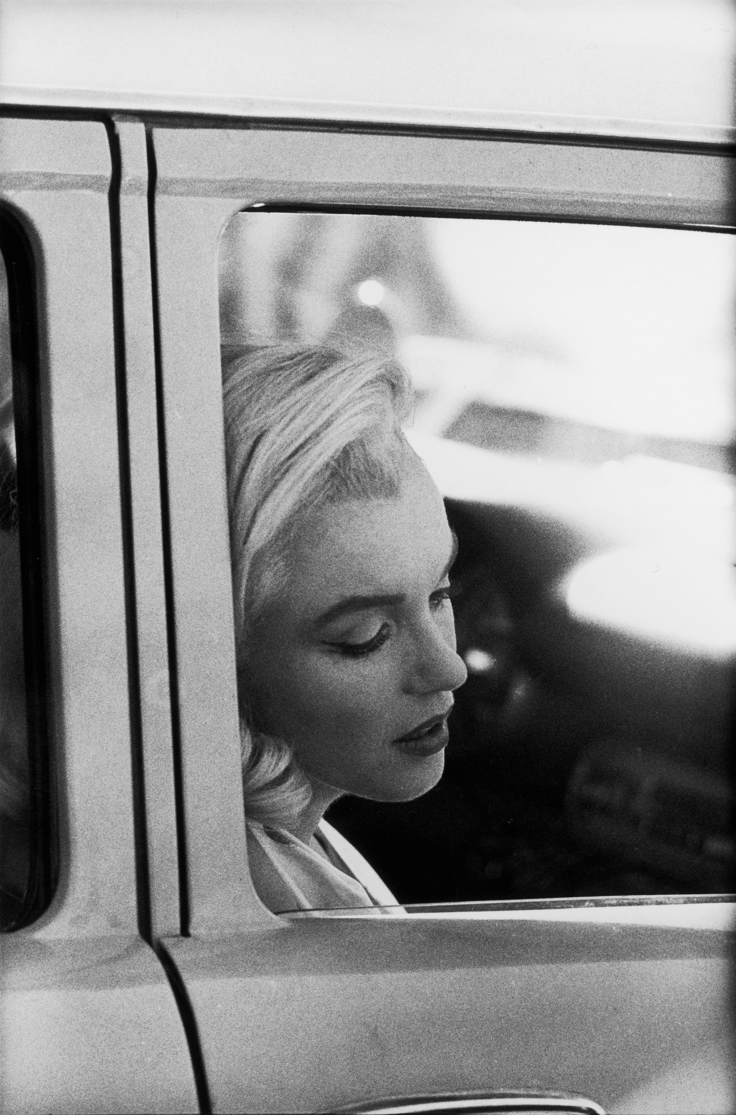 Marilyn Monroe pictured sitting in a car during the filming of "The Misfits" in the Nevada Desert in 1960. | Source: Getty Images
