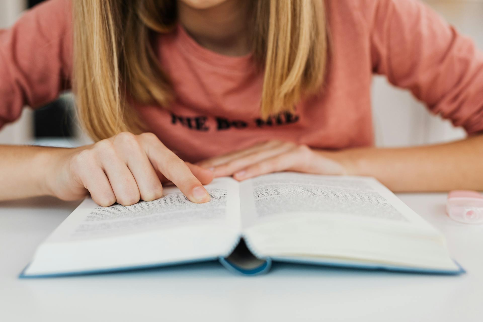 Close-up shot of a teenage girl studying at home | Source: Pexels