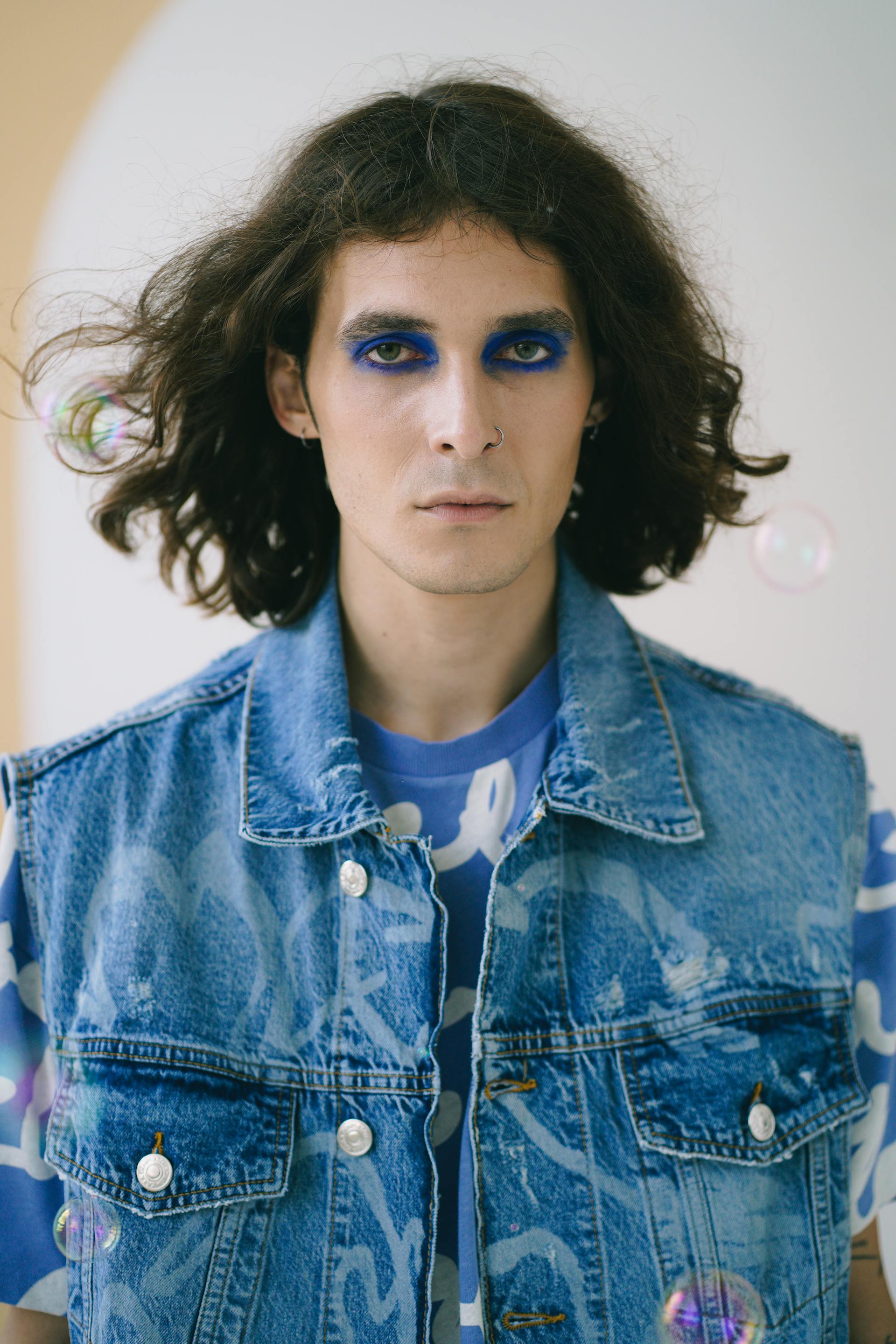 A man with makeup in a denim jacket | Source: Pexels