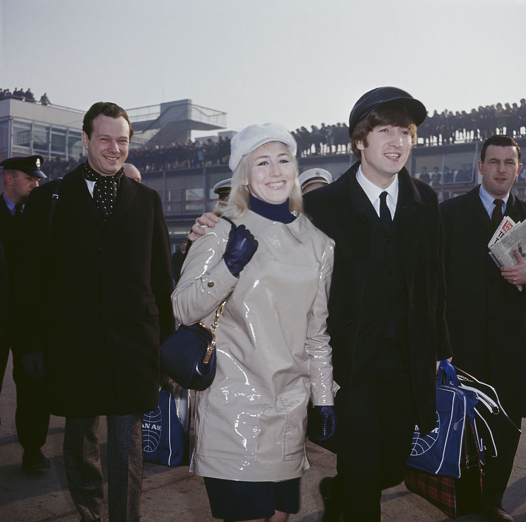 John Lennon con su primera esposa Cynthia, en el aeropuerto de Londres en febrero de 1964. | Foto: Getty Images.