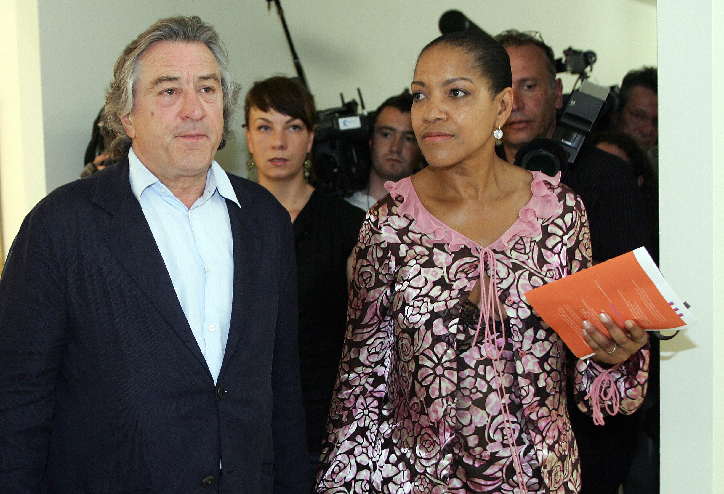 Robert De Niro arrives with his wife for a press conference on his late father, Robert De Niro Senior (1922-1993), painting exhibition, 18 June 2005 in "La piscine" museum in Roubaix (North of France) | Source: Getty Images