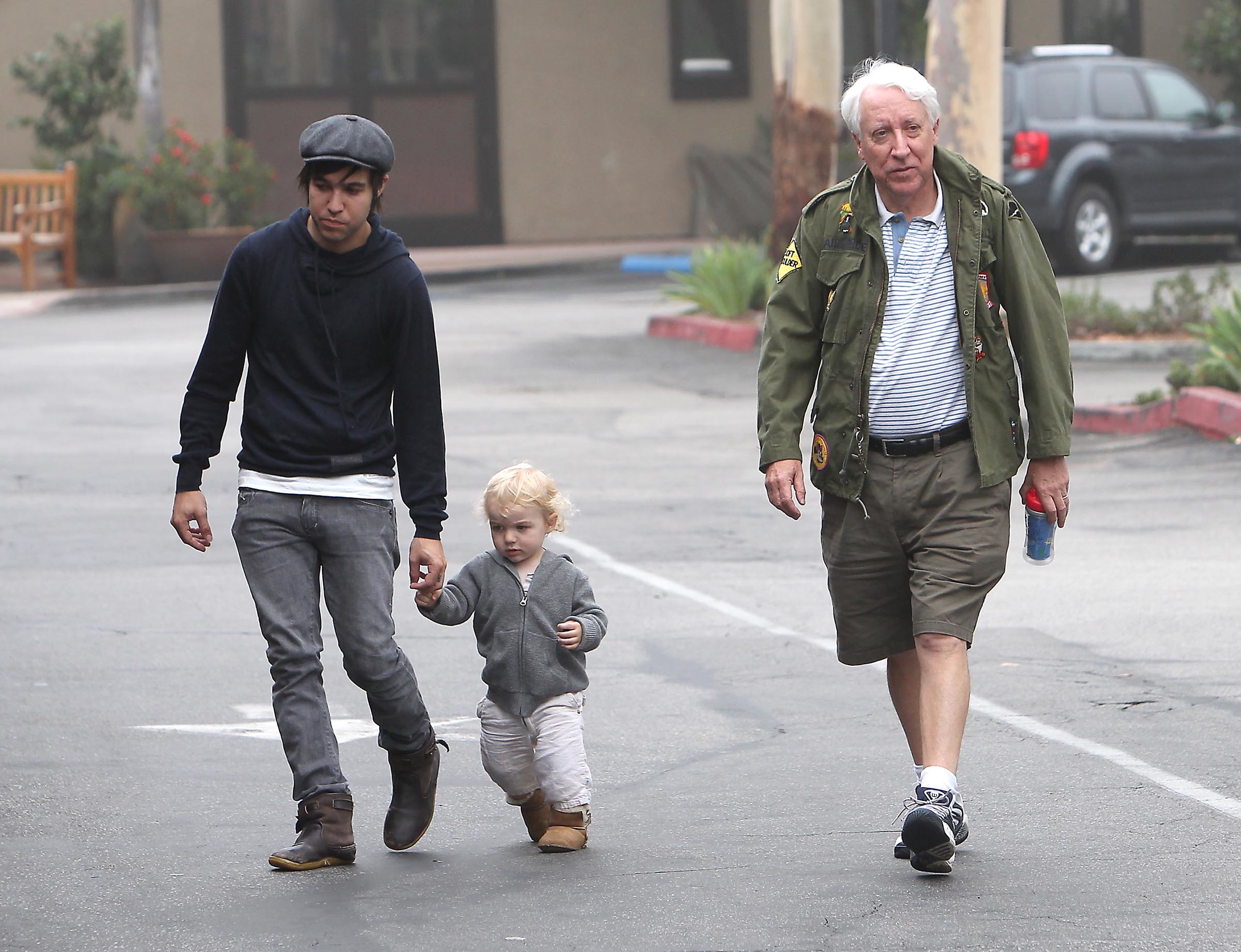 Pete Wentz, his son Bronx Mowgli Wentz and his father Pete Wentz II go to Starbucks on July 09, 2010  | Source: Getty Images