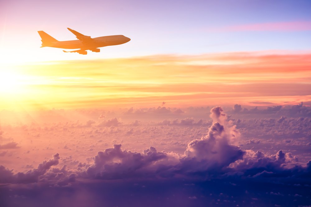Flugzeug am Himmel bei Sonnenaufgang | Quelle: Shutterstock