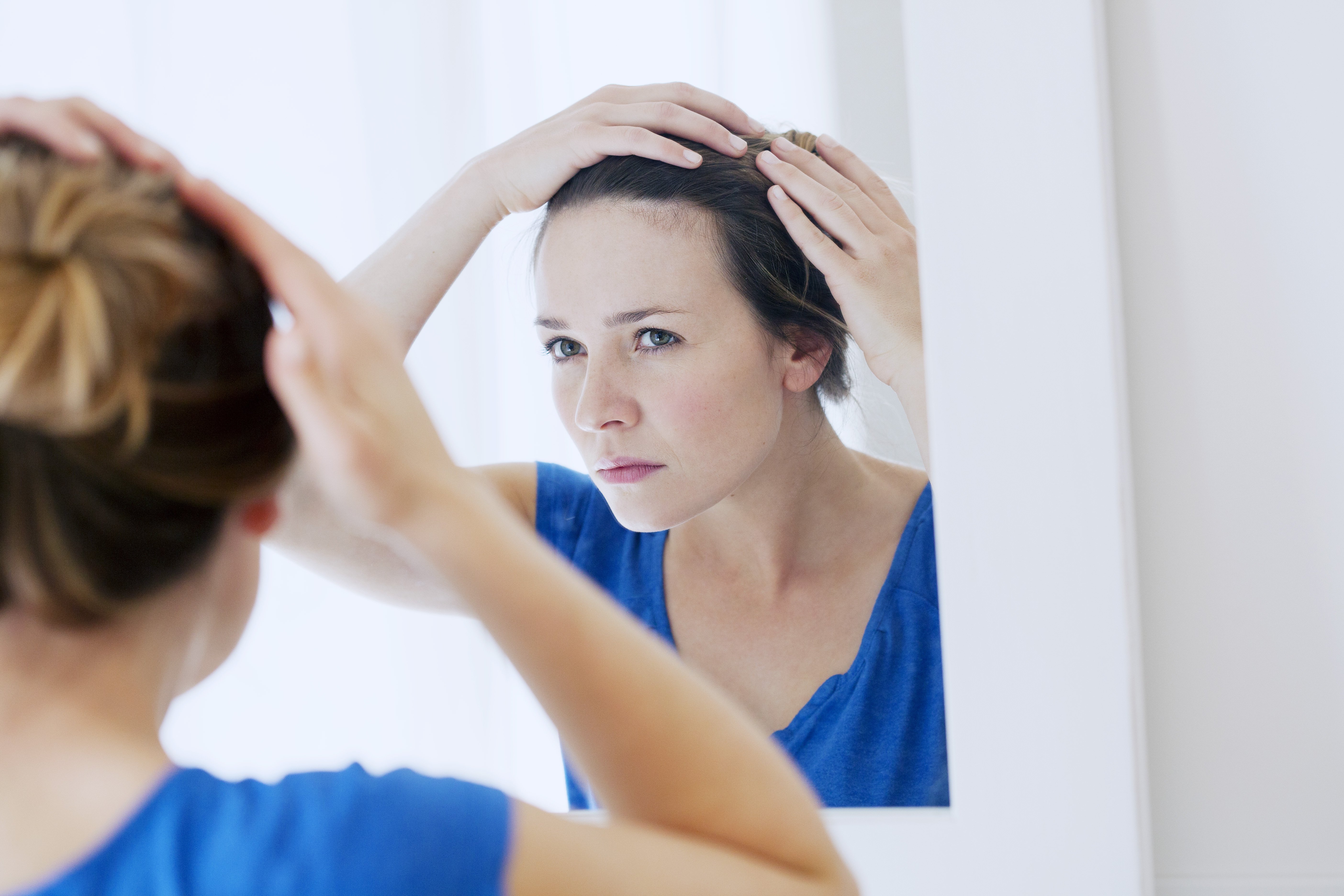 Femme regardant dans un miroir. | Photo : Shutterstock