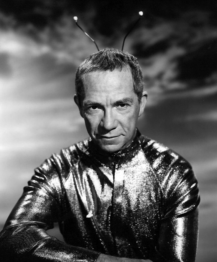 Ray Walston starring in "My Favorite Martian" in 1963. | Source: Wikimedia Commons.