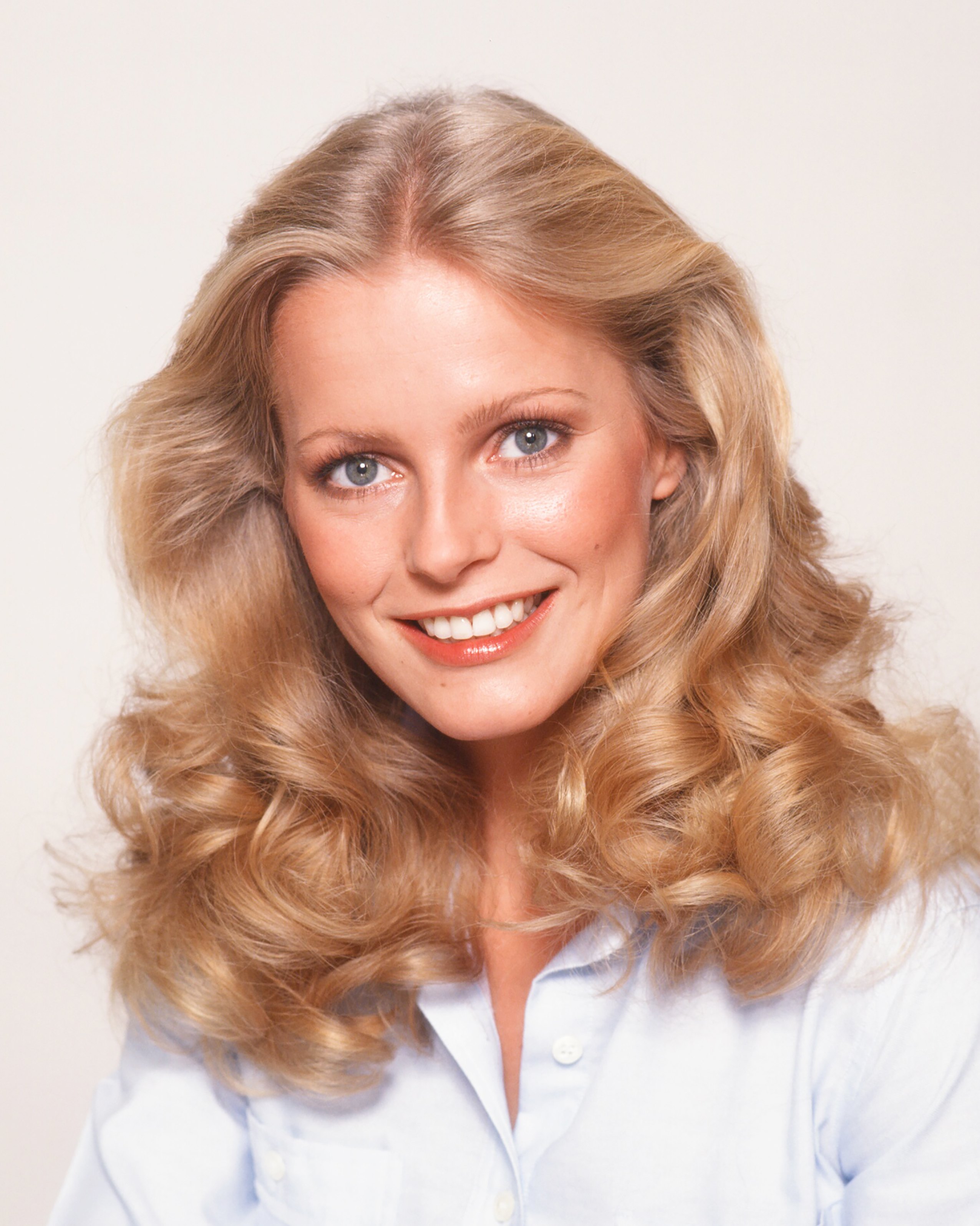 Cheryl Ladd poses for a portrait in Los Angeles in 1980, her bright smile and voluminous blonde hair reflecting the effortless charm that made her a standout star of television.