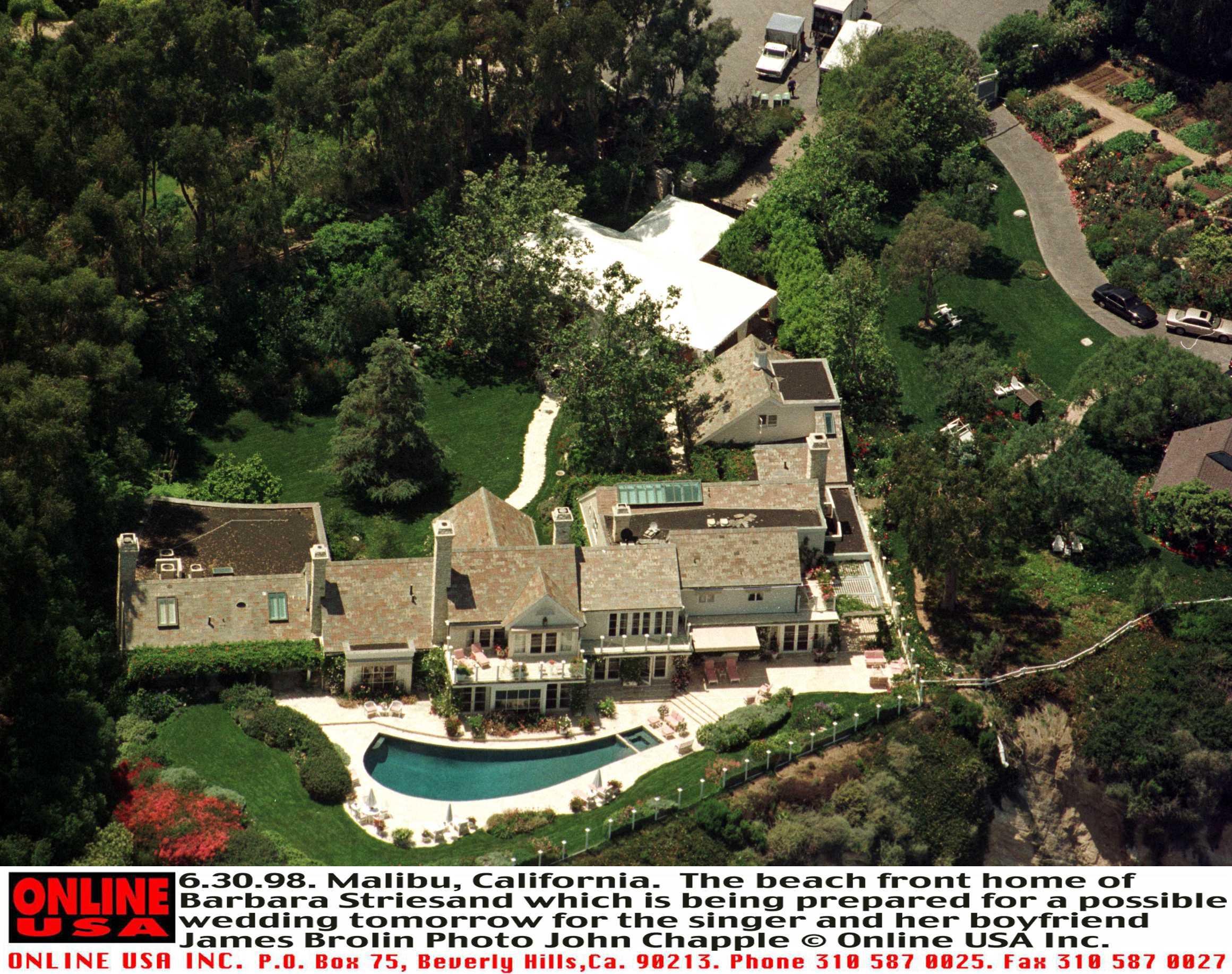 Das Haus am Strand von Barbra Streisand, das für eine mögliche Hochzeit morgen vorbereitet wird, für die Sängerin und ihren Freund James Brolin 30. Juni 1998. Malibu, Kalifornien | Quelle: Getty Images