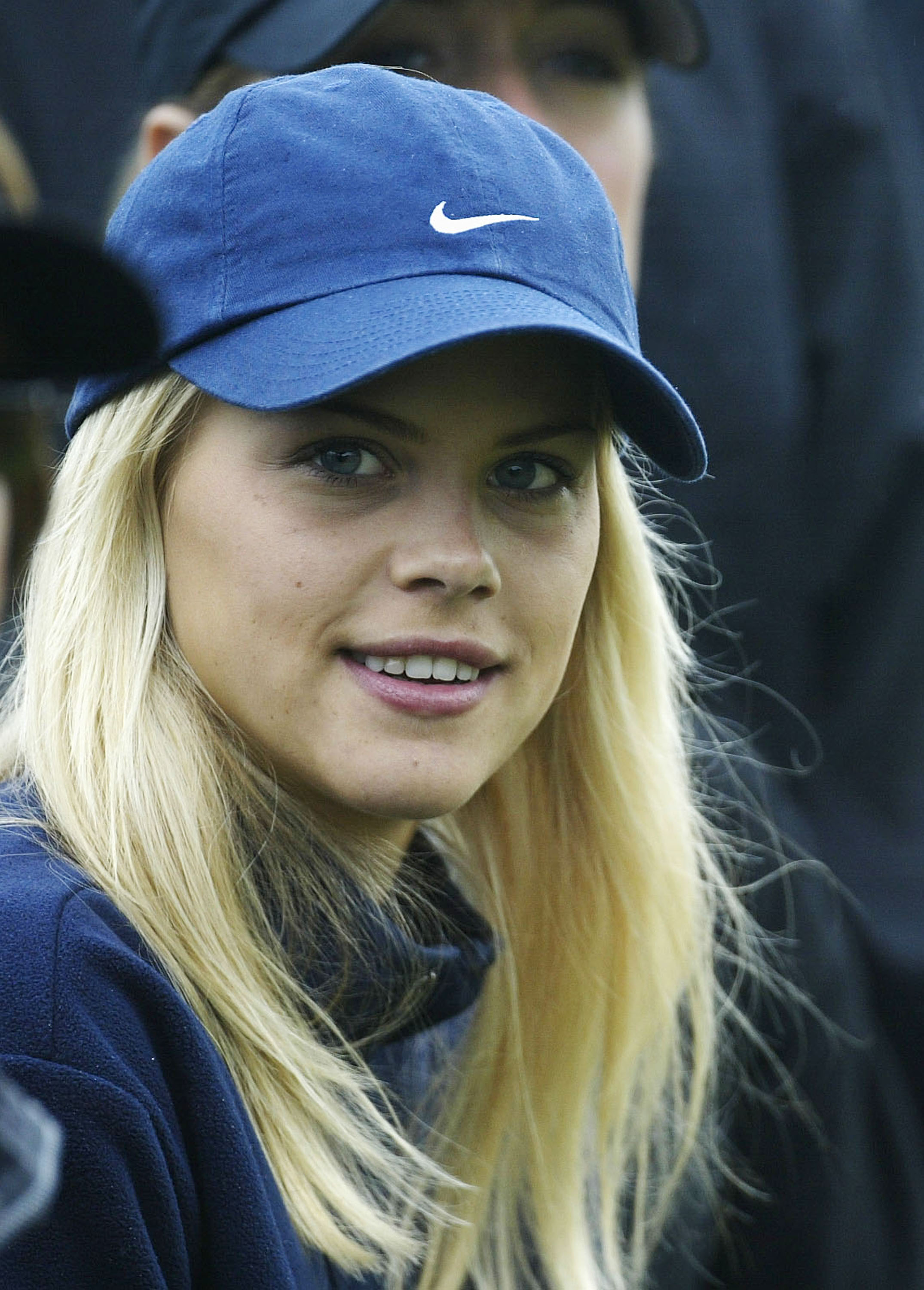 Tiger Woods' then girlfriend watches him play during the 131st Open Championships on July 19, 2002 at Muirfield Golf Club in Gullane, Scotland | Source: Getty Images