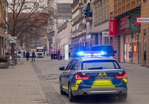 Une voiture de police traverse le centre ville avec des lumières bleues. | Photo : Getty Images