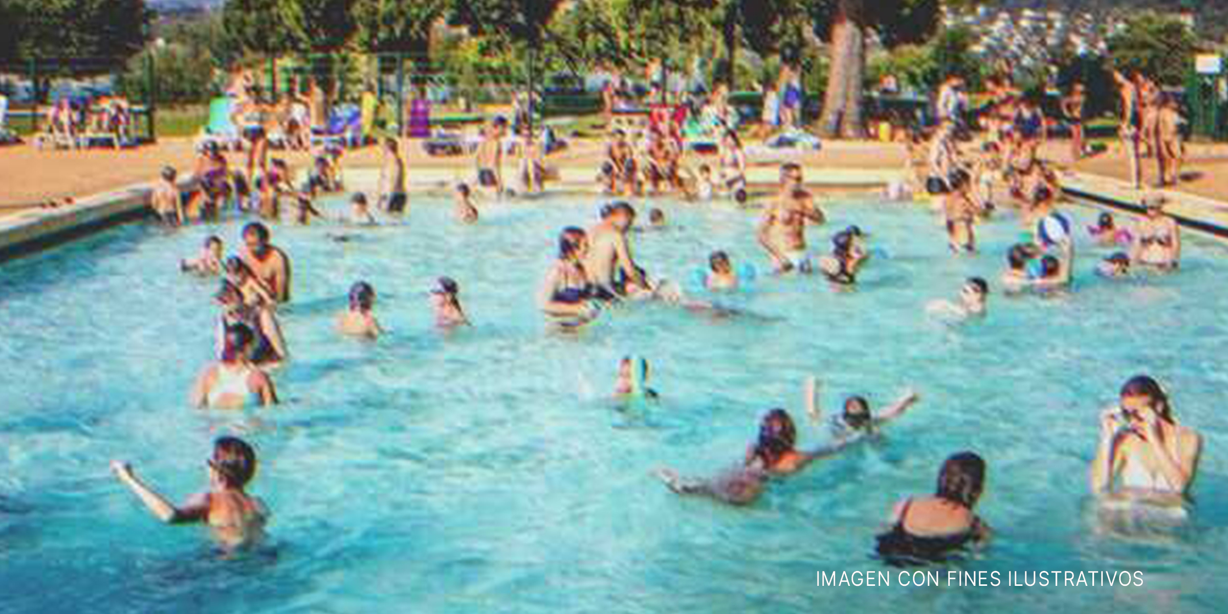 Personas en una piscina | Foto: Flickr / N i c o l a